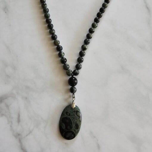 Eldarit („Kabambastein“) -Mala mit Eldarit-Anhänger und Armband – Bild 8