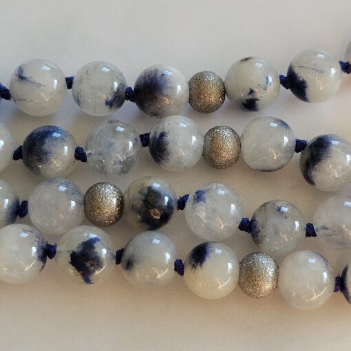 Dumortierit (Dumortierit in Quarz) -Mala mit Seidenquaste und Armband – Bild 15