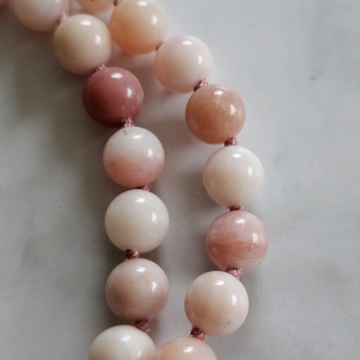 Opal (peruanischer, rosafarbener Opal) -Mala mit Edelstahlanhänger – Bild 16