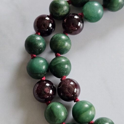 Budstone („Prasemquarz“) -Granat-Mala mit Seidenquaste und Armband – Bild 17