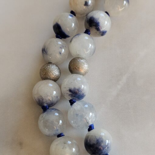 Dumortierit (Dumortierit in Quarz) -Mala mit Seidenquaste und Armband – Bild 18