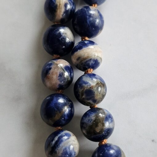 Sodalith (mit Calcit) -Kupfer-Mala mit Sodalith (mit Calcit) -Anhänger – Bild 19