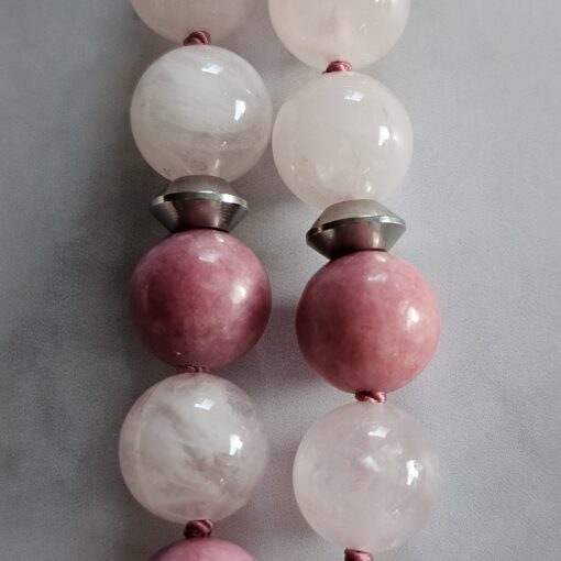 Rhodonit-Rosenquarz-Schneequarz-Mala mit Edelstahlanhänger und Armband – Bild 25