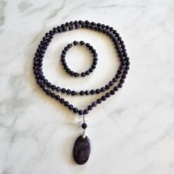 Charoit-Mala (1) mit Charoit-Anhänger und Armband