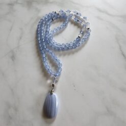 Chalcedon (blau) -Achat (weiß) -Mala mit blau gebändertem Chalcedon-Anhänger