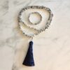 Dumortierit (Dumortierit in Quarz) -Mala mit Seidenquaste und Armband