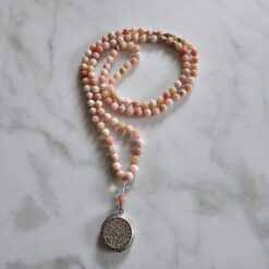 Opal (peruanischer, rosafarbener Opal) -Mala mit Edelstahlanhänger