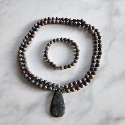 Rubin-Disthen-Fuchsit-Mala mit Rubin-Disthen-Fuchsit-Anhänger und Armband