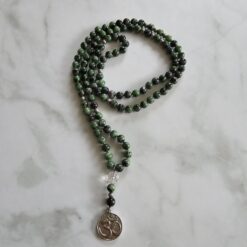 Zoisit mit Rubin-Mala mit Edelstahlanhänger