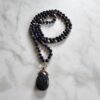 Sodalith (mit Calcit) -Kupfer-Mala mit Sodalith (mit Calcit) -Anhänger