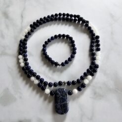 Sodalith-Schneequarz-Mala mit Sodalith-Anhänger und Armband
