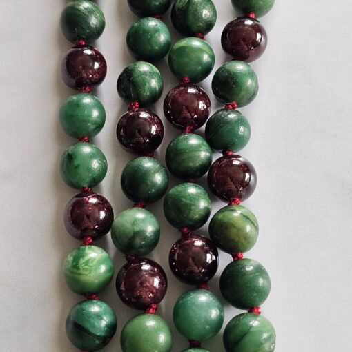 Budstone („Prasemquarz“) -Granat-Mala mit Seidenquaste und Armband – Bild 2