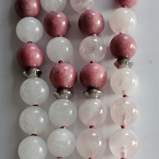Rhodonit-Rosenquarz-Schneequarz-Mala mit Edelstahlanhänger und Armband – Bild 2