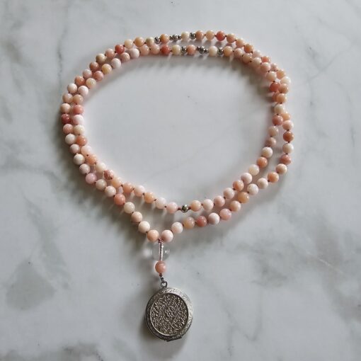 Opal (peruanischer, rosafarbener Opal) -Mala mit Edelstahlanhänger – Bild 3