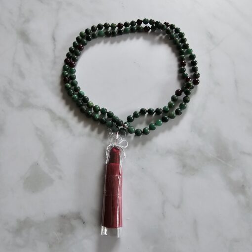 Budstone („Prasemquarz“) -Granat-Mala mit Seidenquaste und Armband – Bild 3