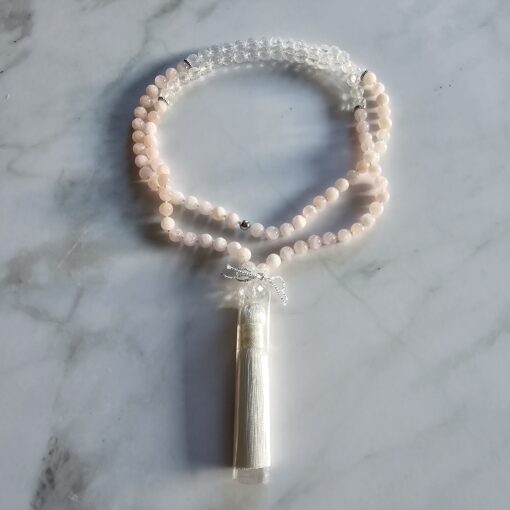 Rosenquarz-Bergkristall (Rosenperlen) -Mala mit Seidenquaste und Armband – Bild 3