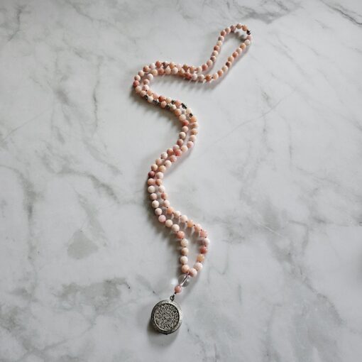 Opal (peruanischer, rosafarbener Opal) -Mala mit Edelstahlanhänger – Bild 4
