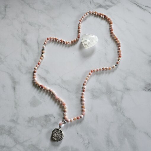 Opal (peruanischer, rosafarbener Opal) -Mala mit Edelstahlanhänger – Bild 5