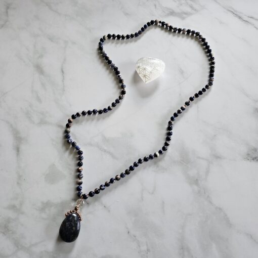 Sodalith (mit Calcit) -Kupfer-Mala mit Sodalith (mit Calcit) -Anhänger – Bild 5