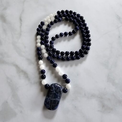 Sodalith-Schneequarz-Mala mit Sodalith-Anhänger und Armband – Bild 5