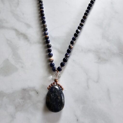 Sodalith (mit Calcit) -Kupfer-Mala mit Sodalith (mit Calcit) -Anhänger – Bild 6