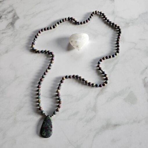 Rubin-Disthen-Fuchsit-Mala mit Rubin-Disthen-Fuchsit-Anhänger und Armband – Bild 7