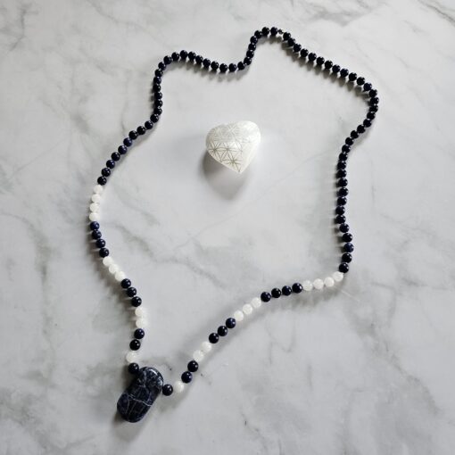 Sodalith-Schneequarz-Mala mit Sodalith-Anhänger und Armband – Bild 7
