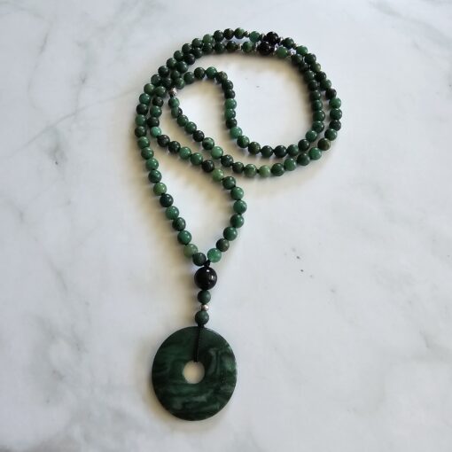 Budstone („Prasemquarz“) -Turmalin (schwarz) -Mala mit Budstone-Donut