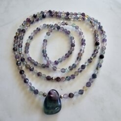 Fluorit (bunt, „Regenbogenfluorit“, facettiert) -Mala (2) mit  „Regenbogenfluorit“-Anhänger und 2 Armbändern