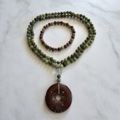 Jaspis (grün) -Mala mit rotem Jaspis-Donut und Armband