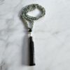 Jaspis (auch „Sesam Jaspis“ oder „Kiwi Jaspis, facettiert) -Obsidian-Mala mit Seidenquaste