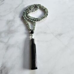 Jaspis (auch „Sesam Jaspis“ oder „Kiwi Jaspis, facettiert) -Obsidian-Mala mit Seidenquaste