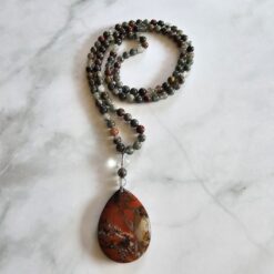 Jaspis („Vulkanjaspis“) -Mala (1) mit hellerem „Vulkanjaspis“-Anhänger