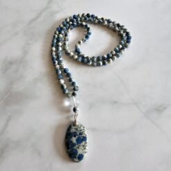 K2-Mala (1) mit kleinerem, ovalem K2-Anhänger
