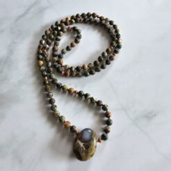 Meta-Rhyolith („Augenstein“, „Regenwaldstein“) -Kupfer-Mala mit „Regenwaldstein“-Anhänger