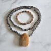 Mondstein (grau) -Mala (2) mit pfirsichfarbenem Mondstein-Anhänger und Armband
