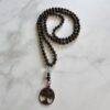Opal (braun, brauner „Feuerspitzen“ Opal) -Mala mit kupferfarbenem Anhänger