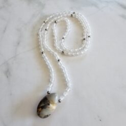Achat (weiß, „Friedensachat“) -Mala (2) mit Kundl-Marmor-Anhänger
