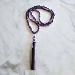 Amethyst (dunkel und facettiert) -Mala mit Seidenquaste