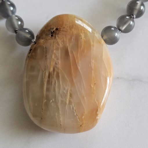 Mondstein (grau) -Mala (2) mit pfirsichfarbenem Mondstein-Anhänger und Armband – Bild 10