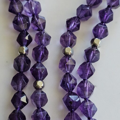 Amethyst (dunkel und facettiert) -Mala mit Seidenquaste – Bild 10