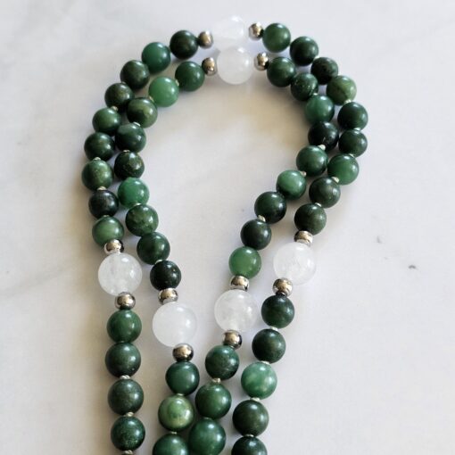 Budstone („Prasemquarz“) -Schneequarz-Mala mit Budstone-Donut – Bild 11
