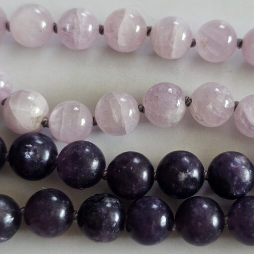 Kunzit-Lepidolith-Mala mit Seidenquaste – Bild 11