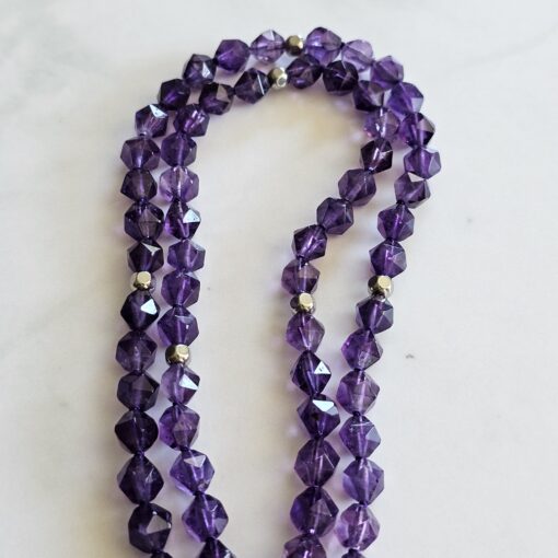 Amethyst (dunkel und facettiert) -Mala mit Seidenquaste – Bild 11