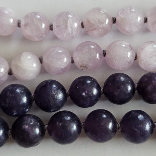 Kunzit-Lepidolith-Mala mit Seidenquaste – Bild 12