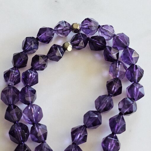 Amethyst (dunkel und facettiert) -Mala mit Seidenquaste – Bild 12