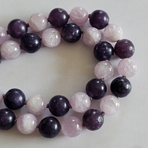 Kunzit-Lepidolith-Mala mit Seidenquaste – Bild 13