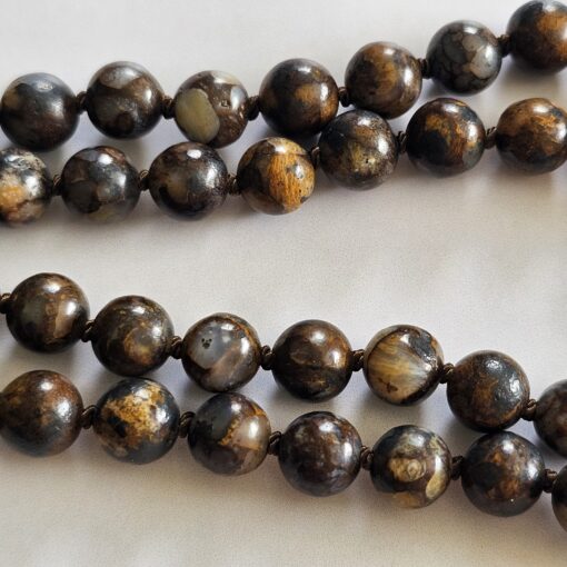 Opal (braun, brauner „Feuerspitzen“ Opal) -Mala mit kupferfarbenem Anhänger – Bild 13