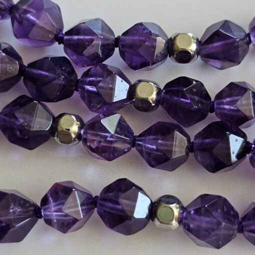 Amethyst (dunkel und facettiert) -Mala mit Seidenquaste – Bild 13
