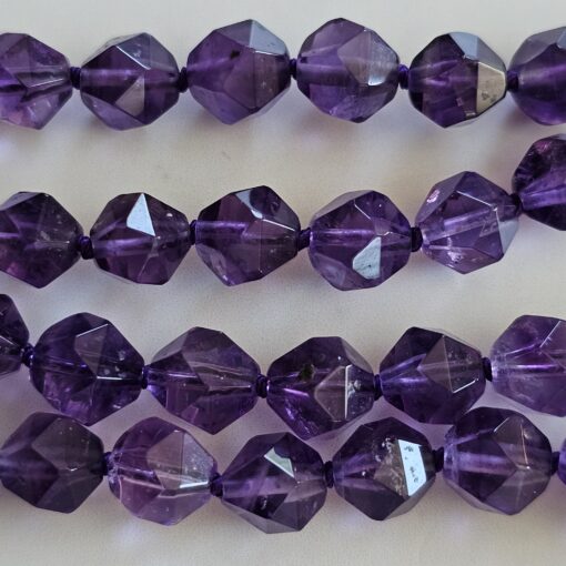 Amethyst (dunkel und facettiert) -Mala mit Seidenquaste – Bild 14